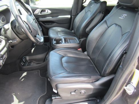 Used 2020 Chrysler Pacifica Touring-L w/ S Appearance Package FWD image 16