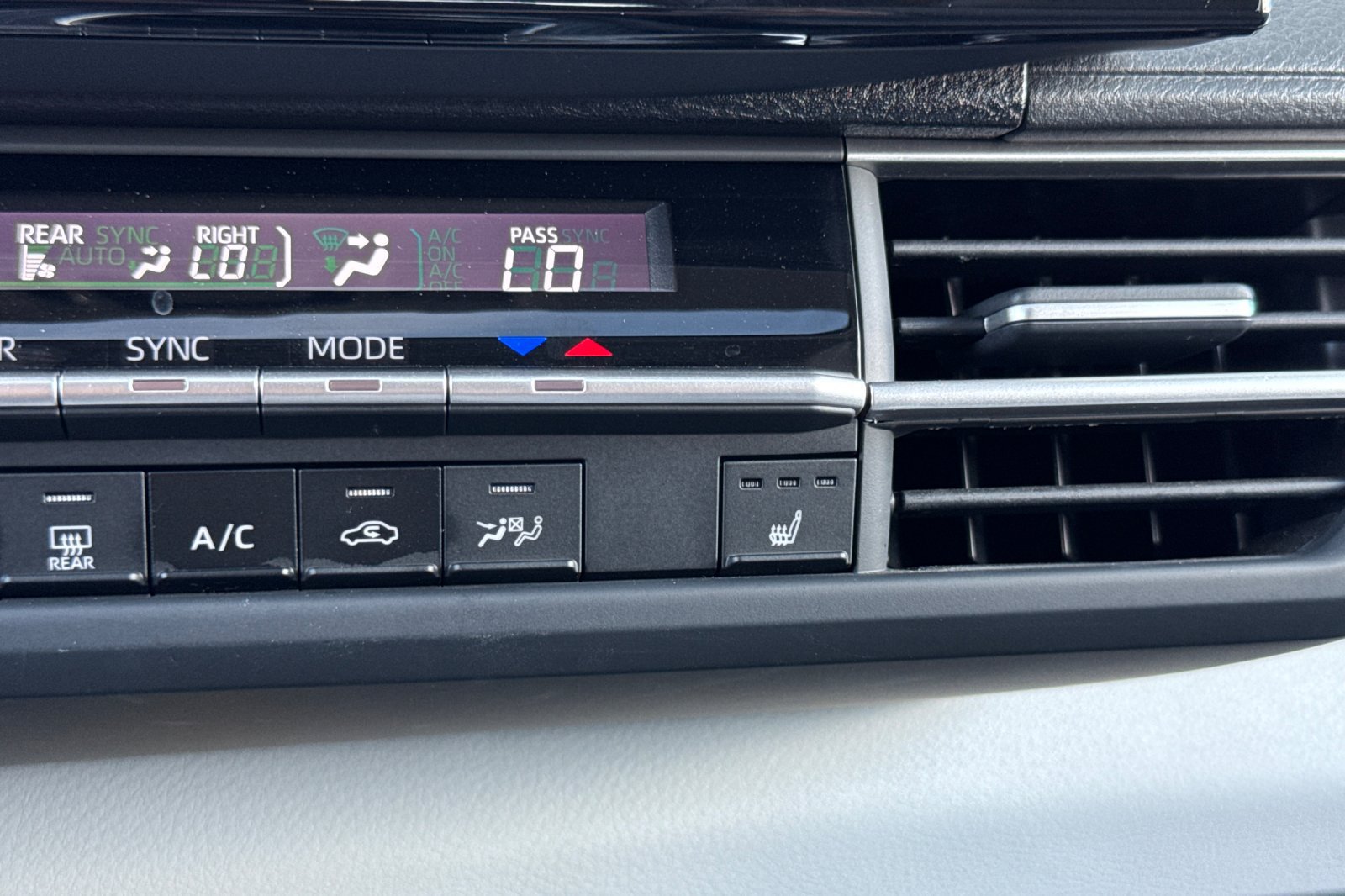 Used 2025 Toyota Sienna XLE FWD image 31