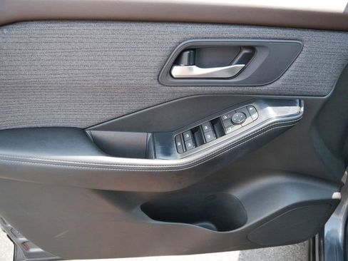 Used 2023 Nissan Rogue SV image 9