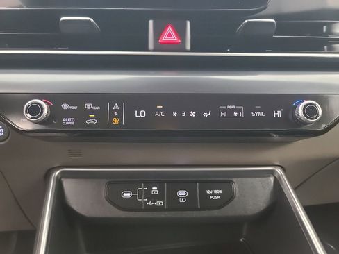 Used 2025 Kia Carnival FWD image 35