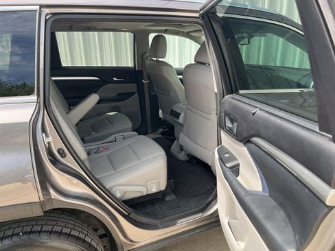 Used 2015 Toyota Highlander XLE FWD image 14