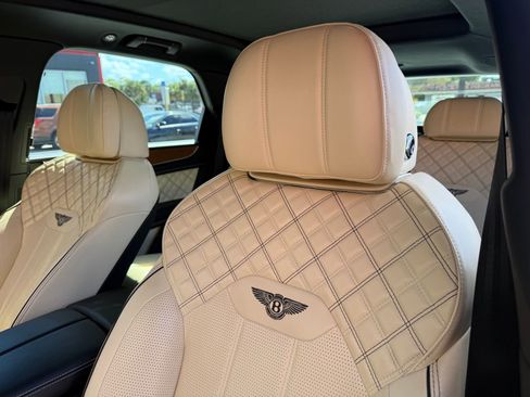Used 2021 Bentley Bentayga image 18