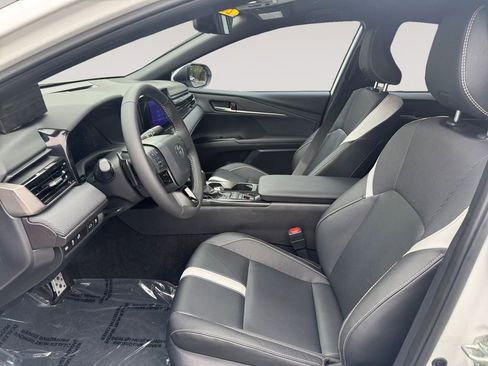 Used 2025 Toyota Camry SE w/ Convenience Package image 9