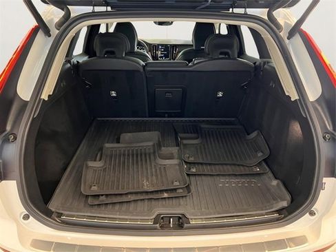 Used 2021 Volvo XC60 T5 Momentum w/ Premium Package image 9