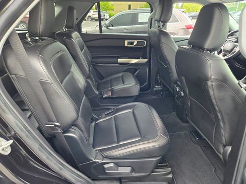 Used 2022 Ford Explorer XLT w/ Equipment Group 202A image 9
