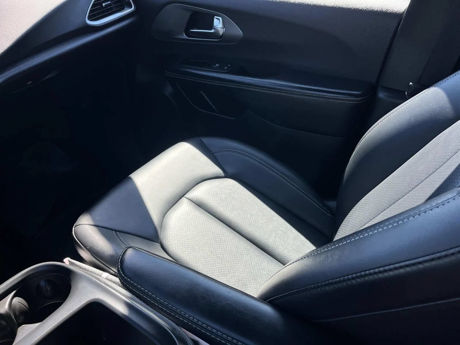 Used 2025 Chrysler Pacifica Select FWD image 13