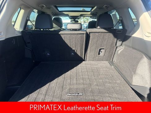 Used 2022 Nissan Rogue SV w/ SV Premium Package image 12