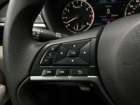 Used 2025 Nissan Altima 2.5 SV image 32