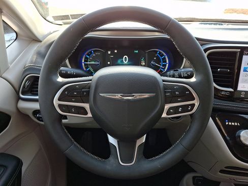 Certified 2023 Chrysler Pacifica Touring-L image 20