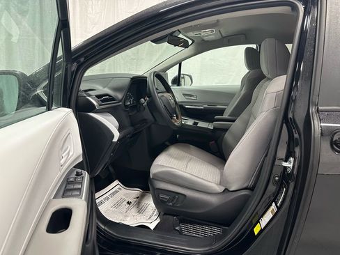 Used 2025 Toyota Sienna LE image 10