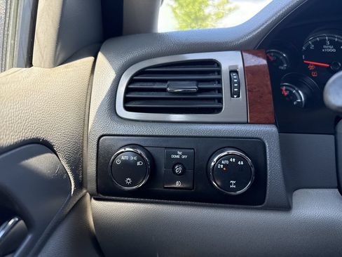 Used 2009 Chevrolet Avalanche LT w/ Convenience Package #1 AWD/4WD image 21
