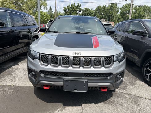 Used 2023 Jeep Compass Trailhawk w/ Trailhawk Convenience Group AWD/4WD image 3