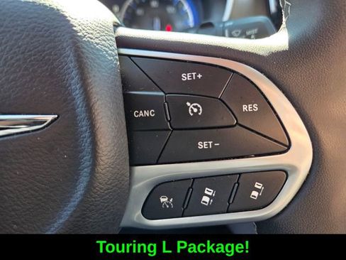 Used 2024 Chrysler Pacifica Touring-L FWD image 28