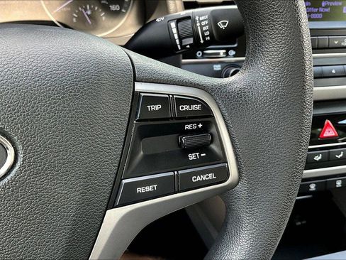 Used 2017 Hyundai Elantra SE image 11