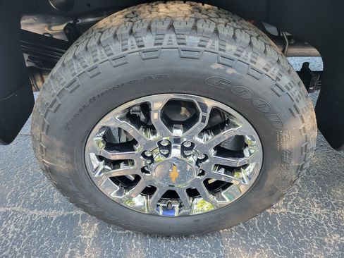 New 2026 Chevrolet Silverado 2500 LT w/ Z71 Chrome Sport Edition AWD/4WD image 47