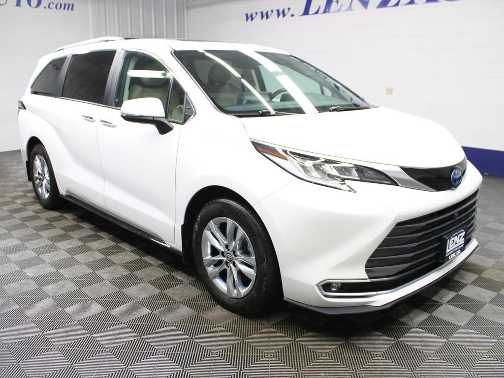 Used 2024 Toyota Sienna Limited AWD/4WD image 3