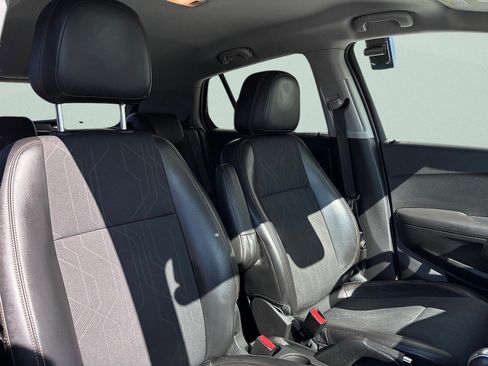 Used 2018 Chevrolet Trax LT w/ LT Convenience Package FWD image 32