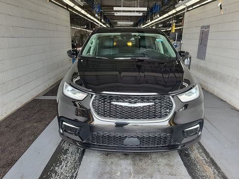 Used 2024 Chrysler Pacifica Touring-L FWD image 3