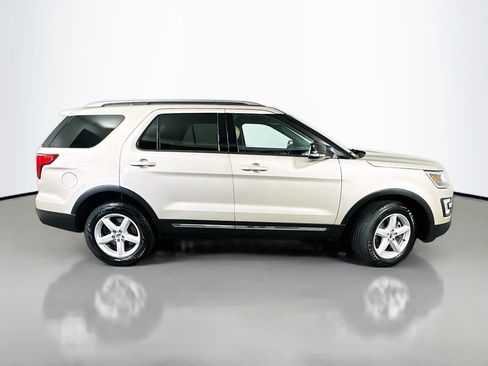 Used 2017 Ford Explorer XLT w/ Equipment Group 202A AWD/4WD image 8