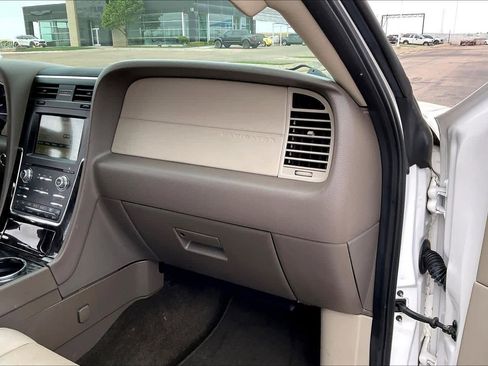 Used 2017 Lincoln Navigator Select AWD/4WD image 19