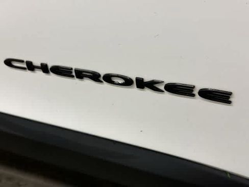 Used 2016 Jeep Cherokee Latitude w/ Cold Weather Group AWD/4WD image 18