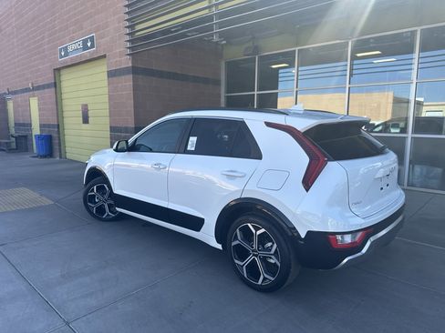 Used 2023 Kia Niro EX Touring image 4