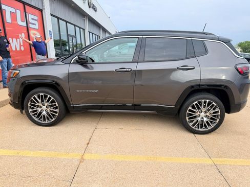Used 2024 Jeep Compass Limited w/ Elite Group AWD/4WD image 3