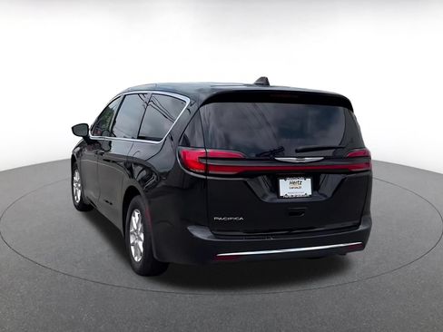 Used 2024 Chrysler Pacifica Touring-L FWD image 11