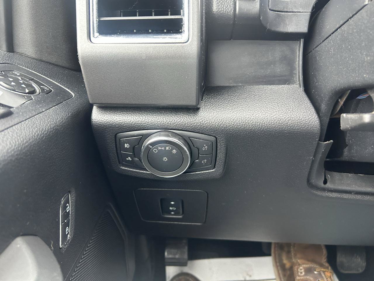 Used 2016 Ford F150 XLT w/ Equipment Group 302A Luxury AWD/4WD image 27