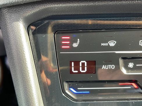 Used 2025 Volkswagen Taos SE AWD/4WD image 43