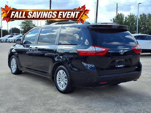 Used 2017 Toyota Sienna XLE Premium FWD image 2
