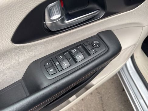 Used 2020 Chrysler Pacifica Touring-L image 8