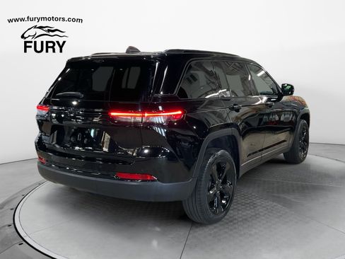 Used 2024 Jeep Grand Cherokee Limited w/ Luxury Tech Group II AWD/4WD image 3