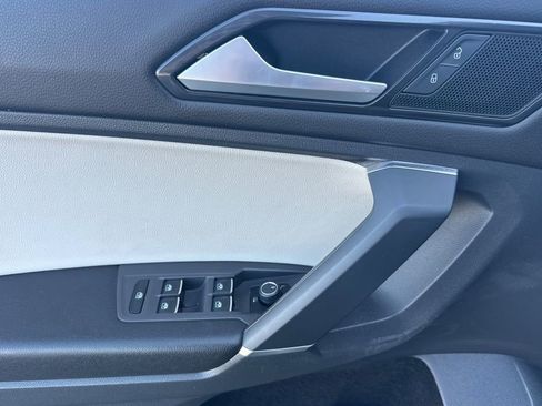 Used 2018 Volkswagen Tiguan SE w/ Panoramic Sunroof Package FWD image 10