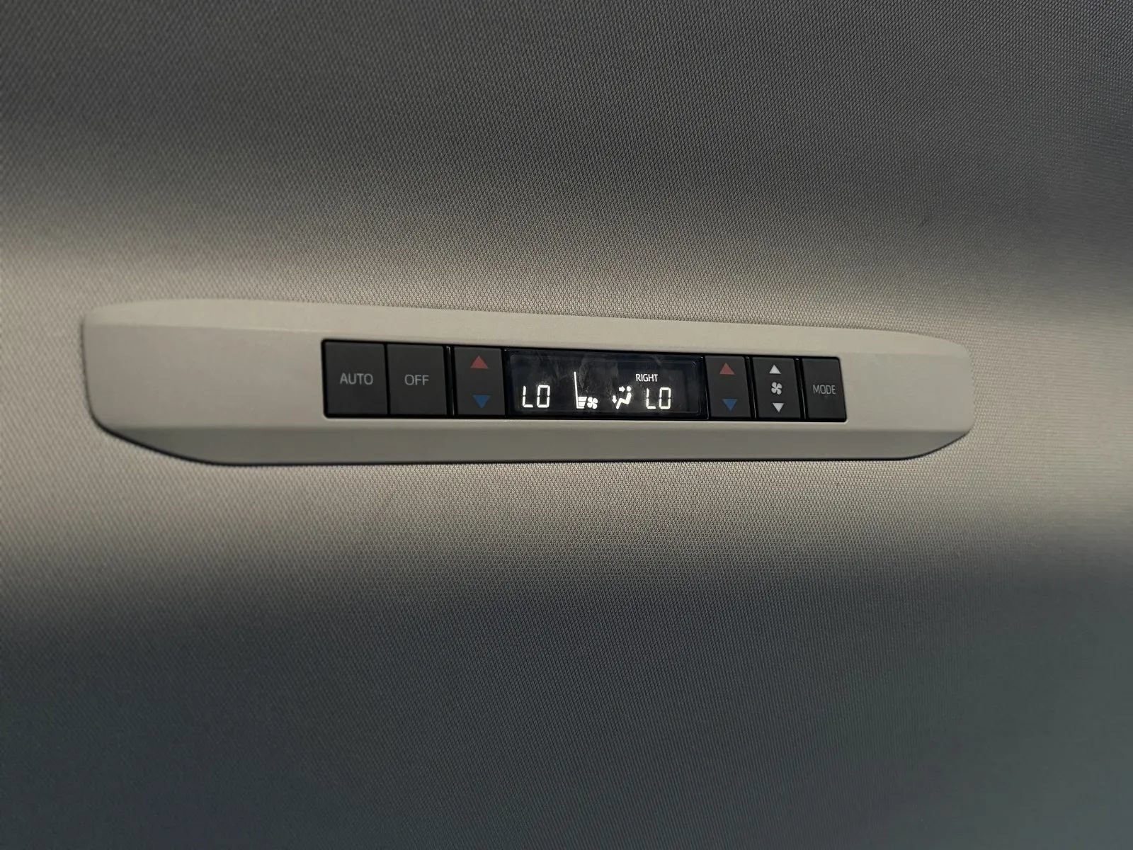 Used 2022 Toyota Sienna XLE FWD image 40