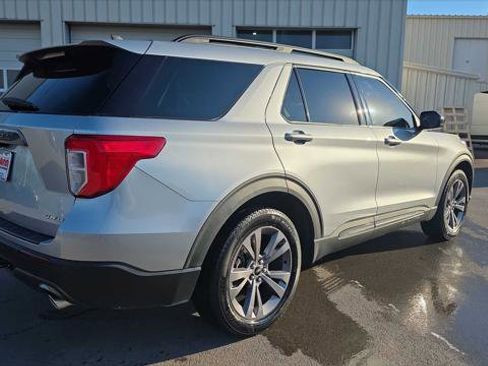 Used 2022 Ford Explorer XLT w/ Equipment Group 202A image 5