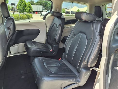 Used 2020 Chrysler Pacifica Touring-L w/ Tire & Wheel Group FWD image 20