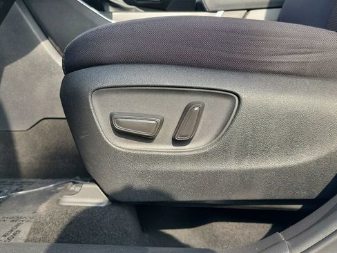 Used 2023 Toyota Highlander LE FWD image 16