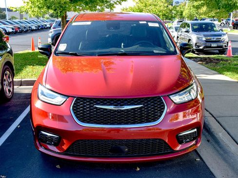 Used 2025 Chrysler Pacifica Select FWD image 2