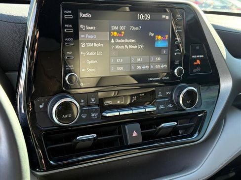 Used 2022 Toyota Highlander XLE image 11
