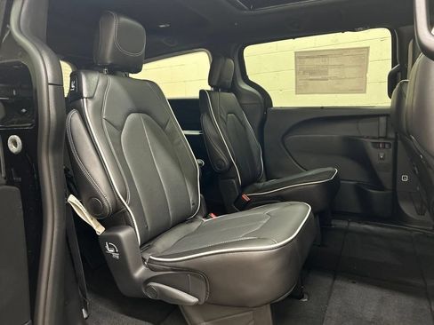 New 2027 Chrysler Pacifica Limited w/ S Appearance Package FWD image 11