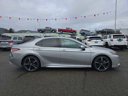 Used 2018 Toyota Camry XSE image 6