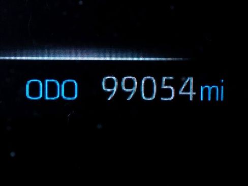 Used 2022 Toyota Venza LE image 12