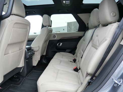 Used 2020 Land Rover Discovery HSE image 15