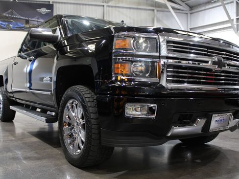 Used 2015 Chevrolet Silverado 1500 High Country w/ High Country Premium Package AWD/4WD image 3