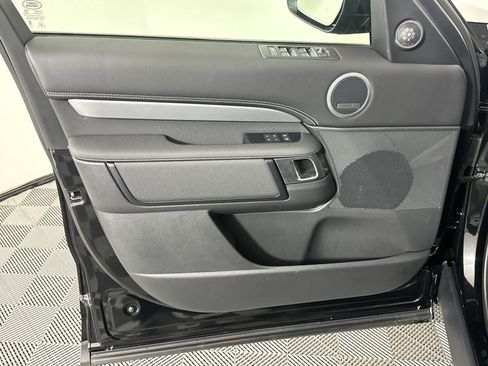 Used 2025 Land Rover Discovery Dynamic SE image 19