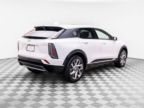 Certified 2025 Cadillac Optiq Luxury 2 w/ LPO, Floor Liner Package AWD/4WD image 5