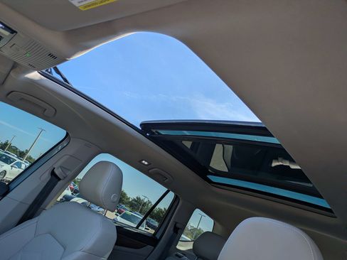 Used 2024 Volkswagen Atlas SE FWD image 25