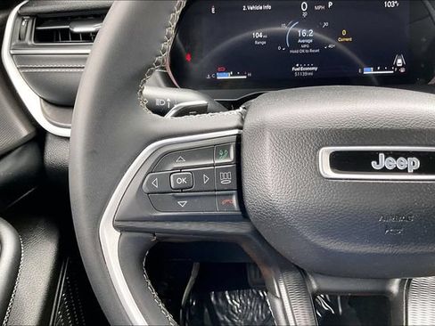Used 2023 Jeep Grand Cherokee Laredo AWD/4WD image 18