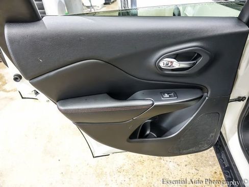 Used 2019 Jeep Cherokee Trailhawk AWD/4WD image 20